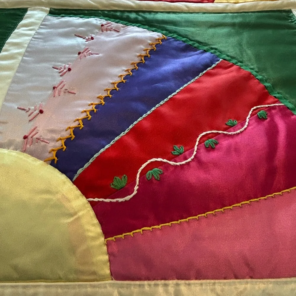 🤩 Vintage Grandmother Queen SZ Satin Embroidered Fan Patchwork Handmade Quilt